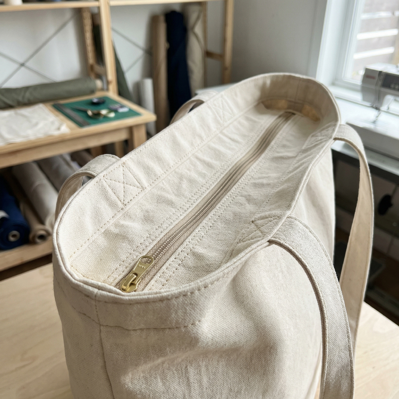 Custom-canvas-tote-bag-with-zipper-manufactured-for-bulk-OEM-orders,-designed-for-secure-retail-and-corporate-use